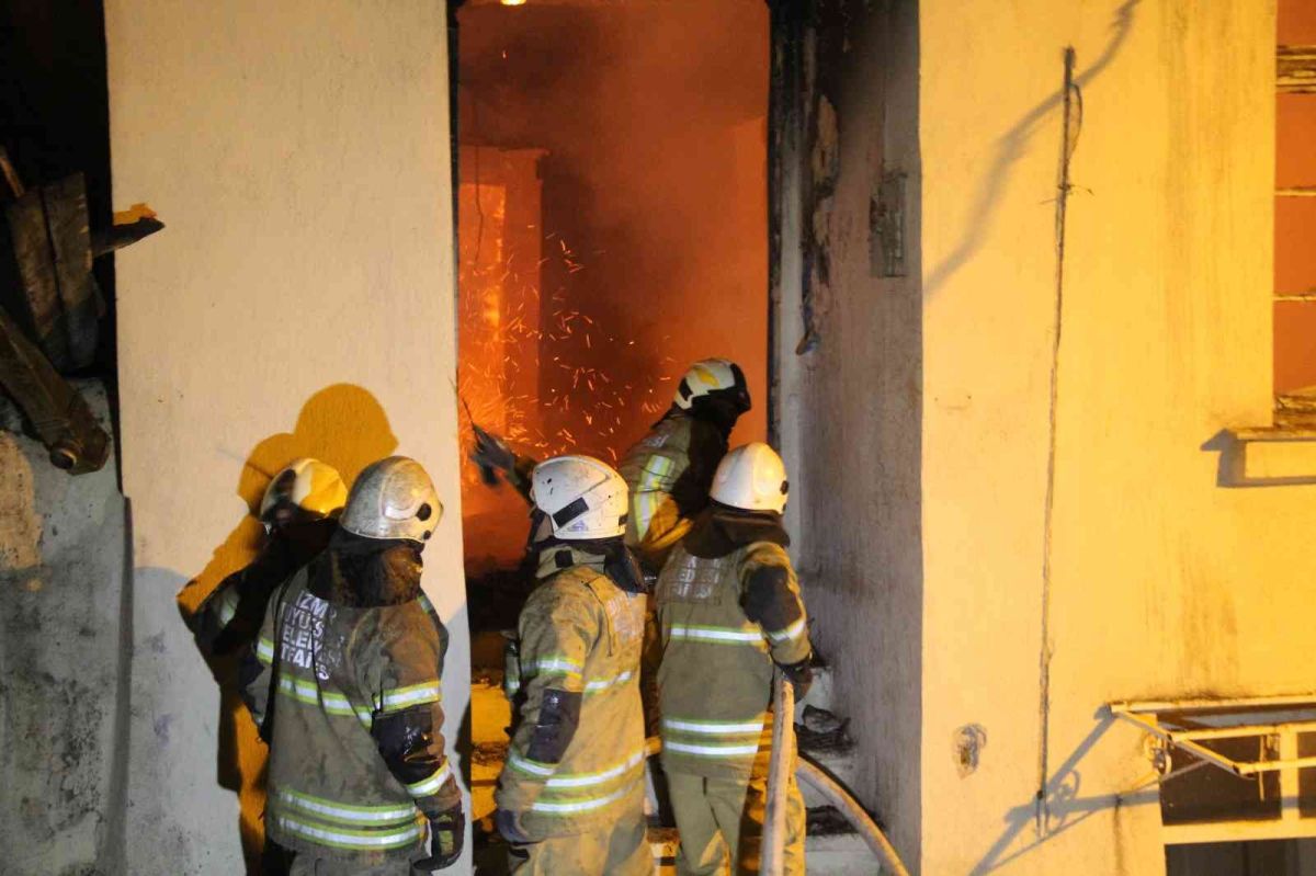 İzmir da 3 katlı müstakil ev alev alev yandı #7
