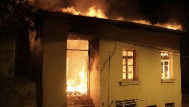 İzmir'da 3 katlı müstakil ev alev alev yandı