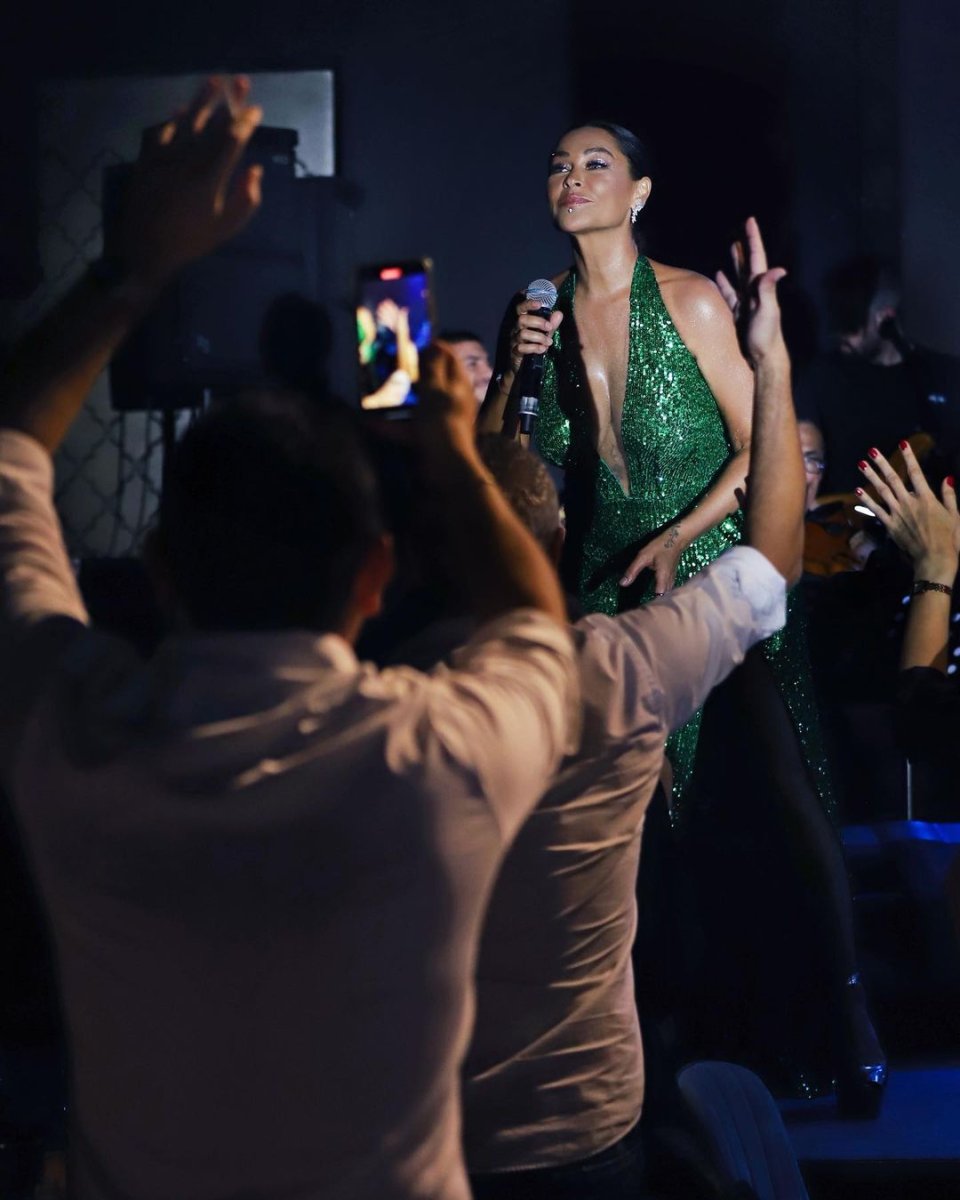 Hülya Avşar, yeşil elbisesiyle şıklığını konuşturdu #5