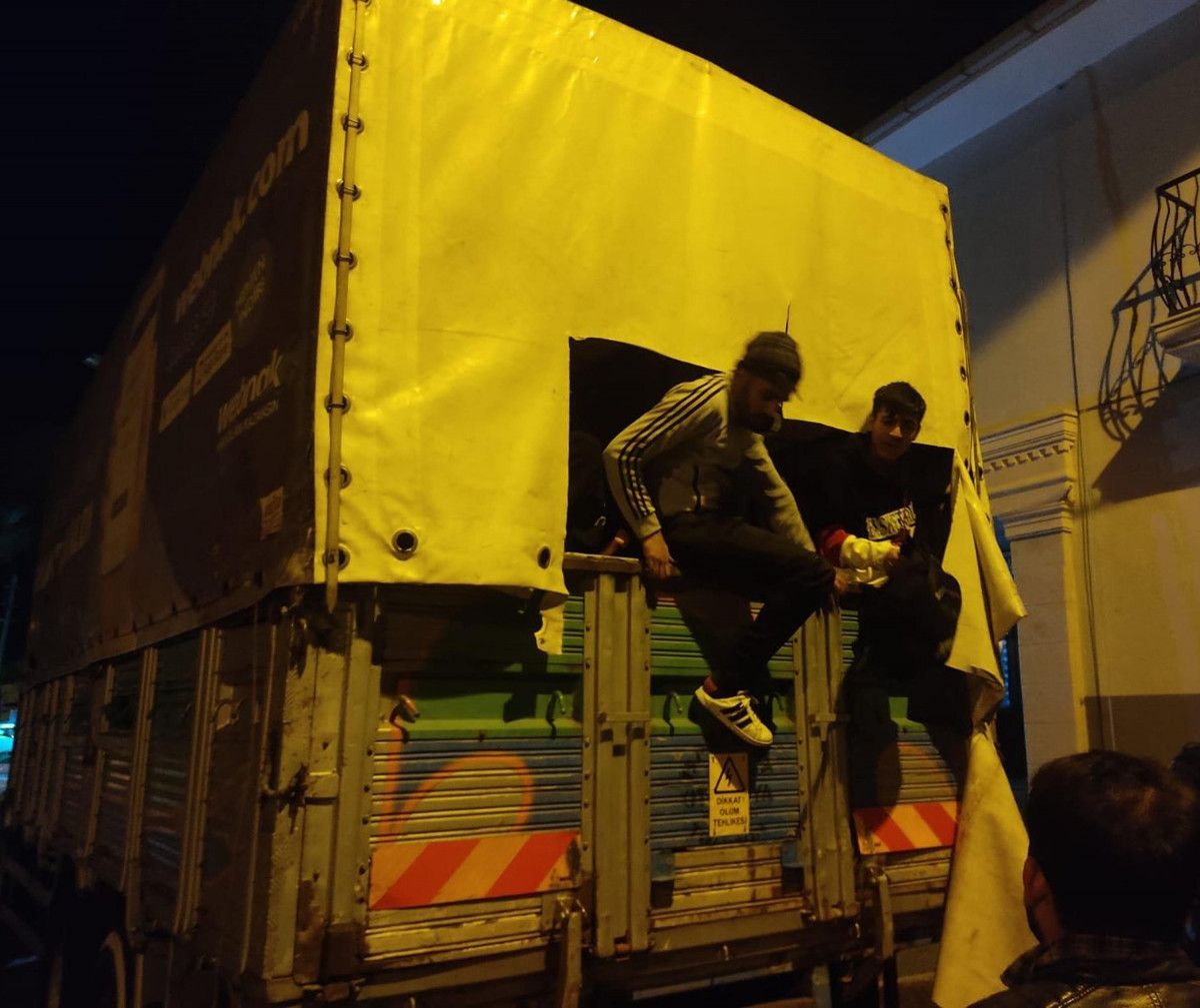 İzmir Foça da kamyon kasasında 108 kaçak göçmen yakalandı #4