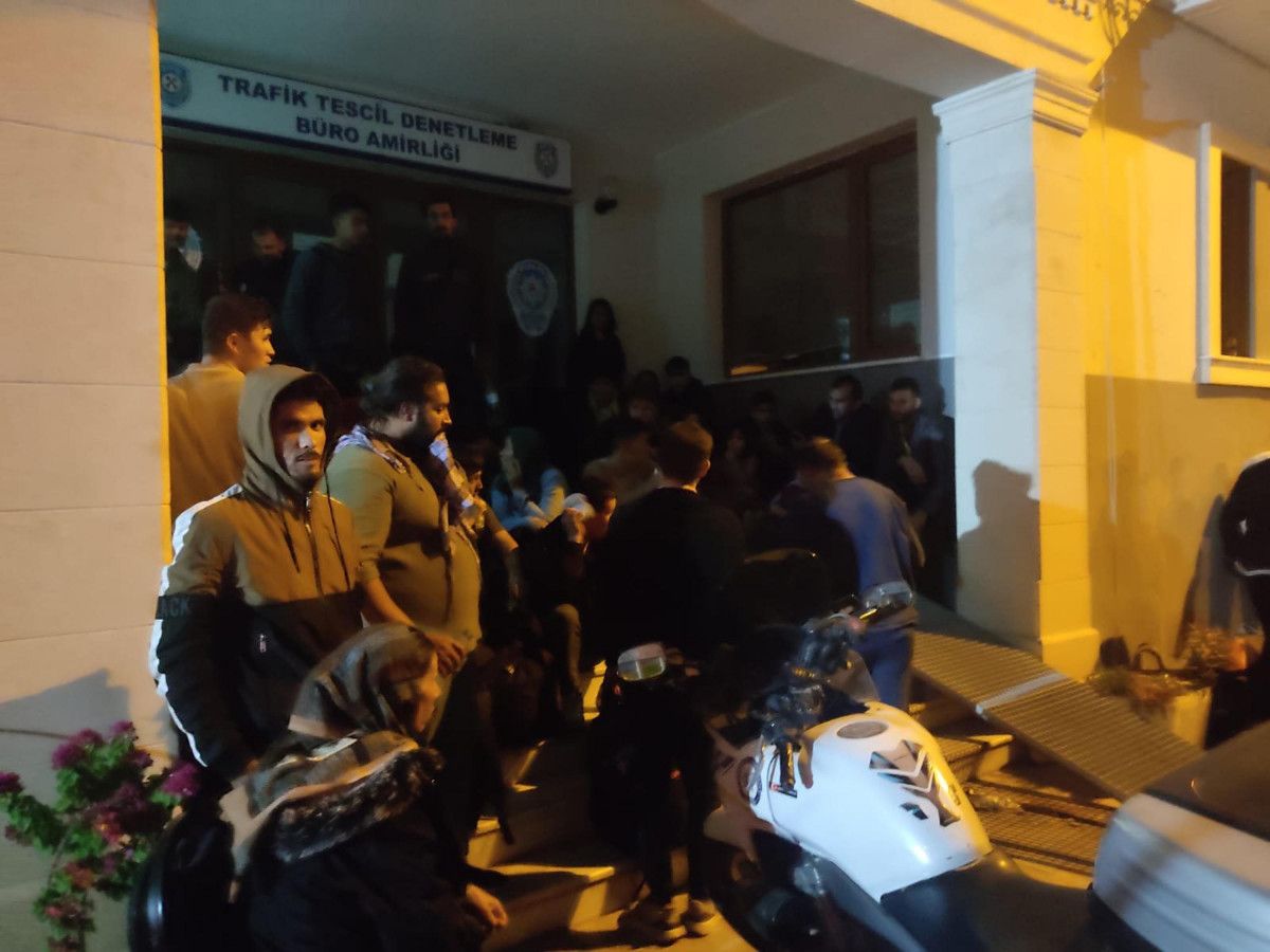 İzmir Foça da kamyon kasasında 108 kaçak göçmen yakalandı #2