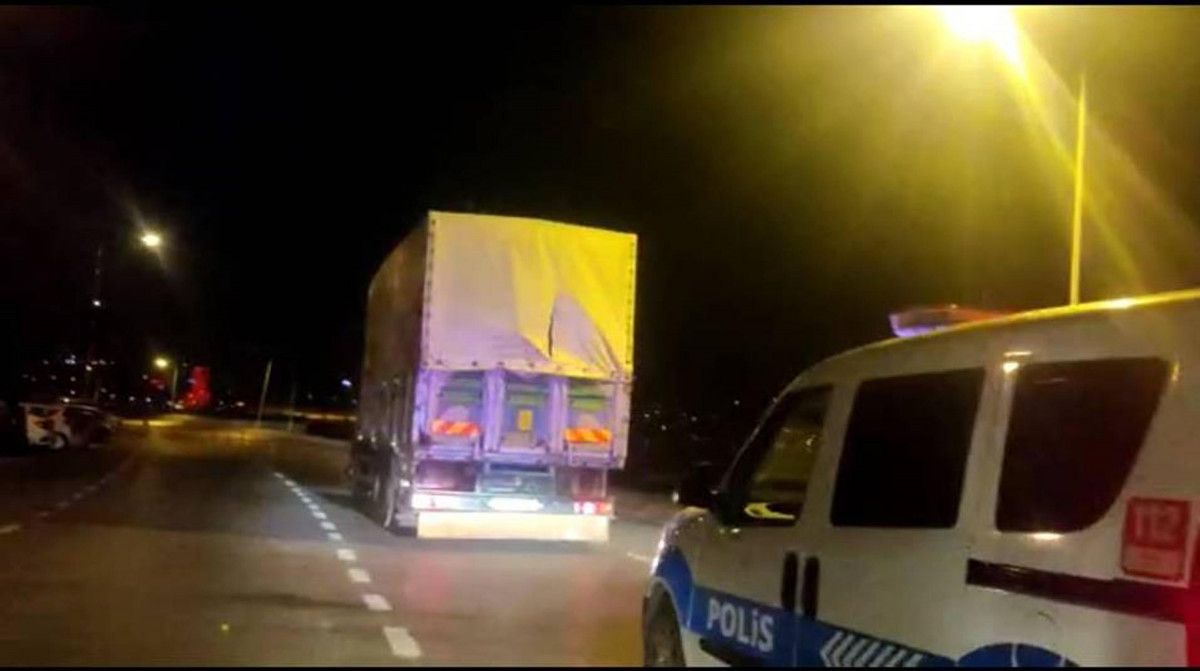 İzmir Foça da kamyon kasasında 108 kaçak göçmen yakalandı #5