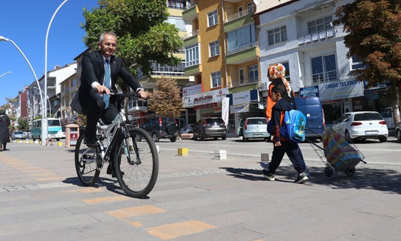 Konya'da çevreci kaymakam, görevine bisikletiyle gidiyor