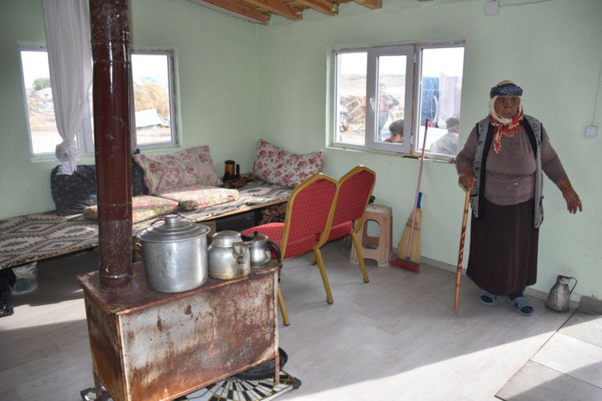 Kars ta yaşlı çift, kış öncesi hayırsever desteğiyle hayallerindeki eve kavuştu #2