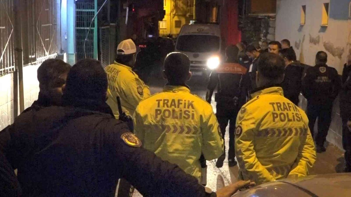 Bursa da darbedilen kadını kurtarmak isteyen polis memur şehit oldu #5