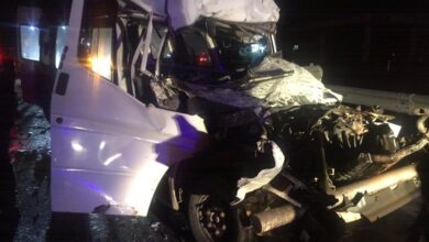 Amasya'da minibüs tıra çarptı: 1 ölü, 1 yaralı