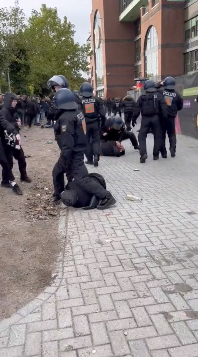 Alman polisinin taraftarlara sert müdahalesi #1