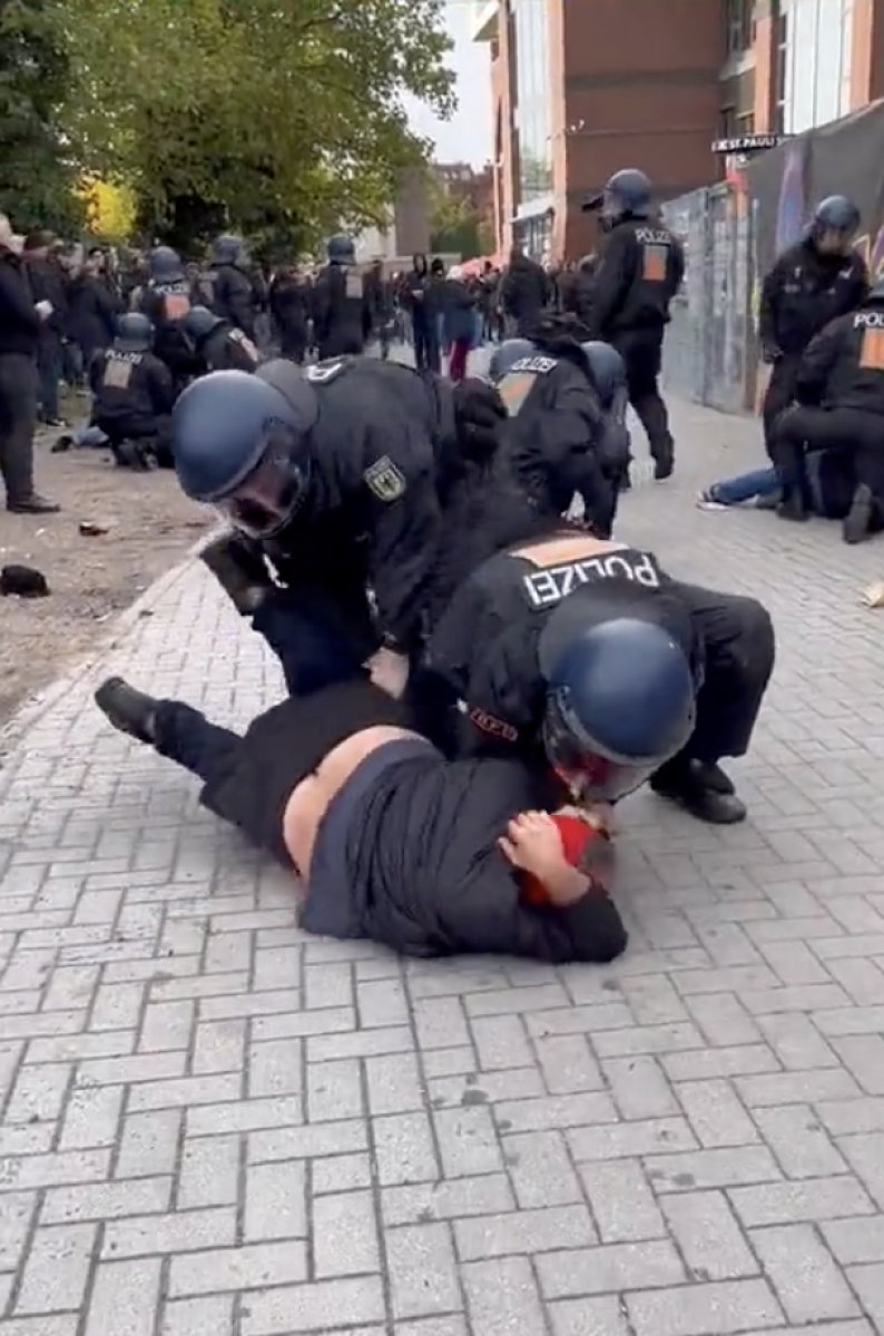 Alman polisinin taraftarlara sert müdahalesi #2