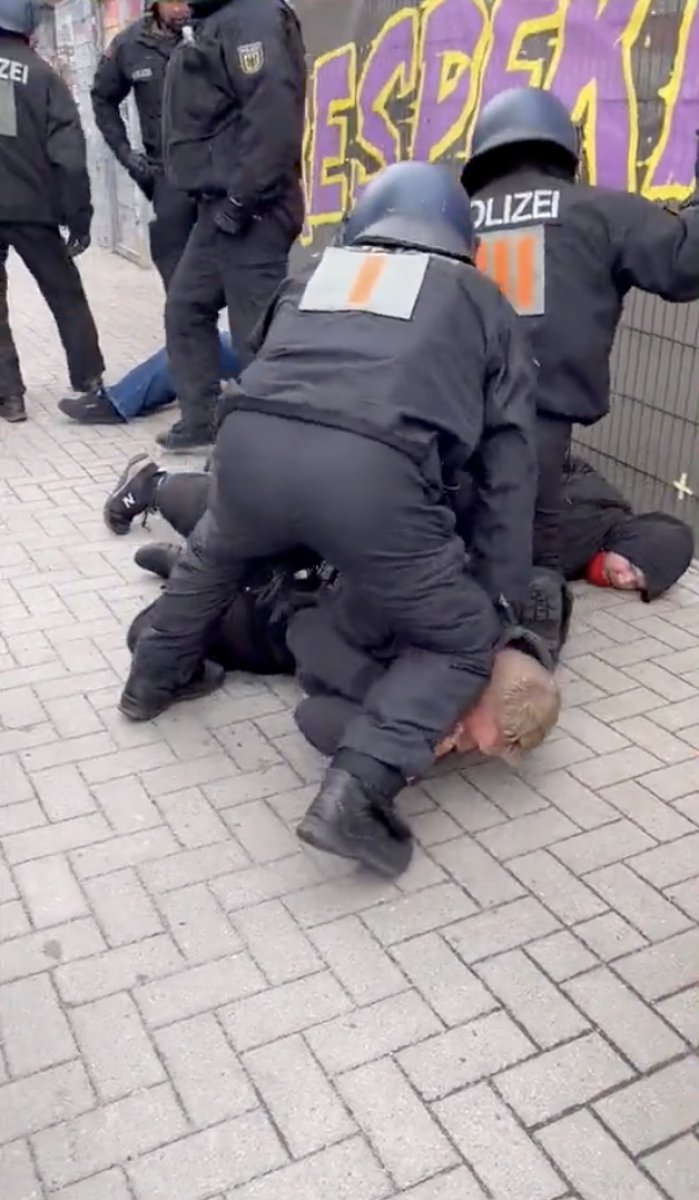 Alman polisinin taraftarlara sert müdahalesi #3