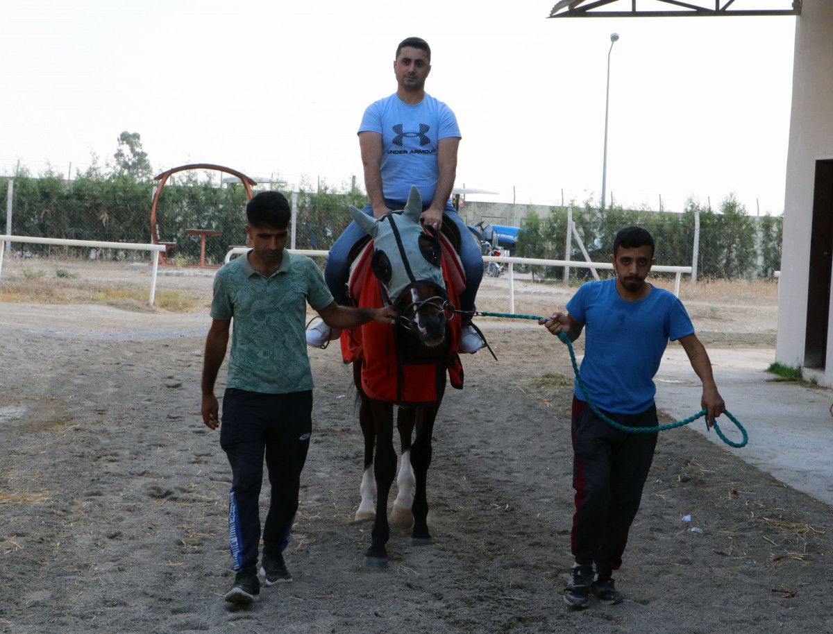 Adana da 41 gün komada kalan jokey Samet, 18 ay sonra ata bindi #5