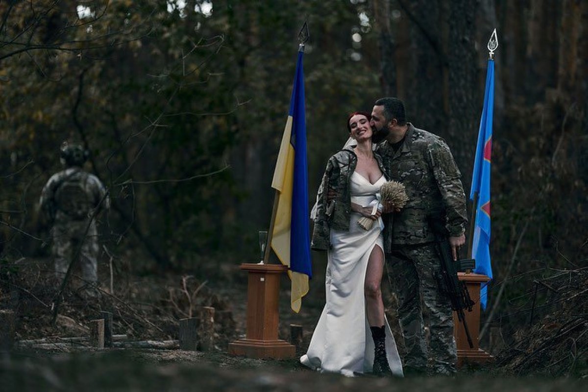 Ukraynalı çift cephede evlendi #4