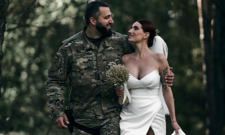 Ukraynalı çift cephede evlendi