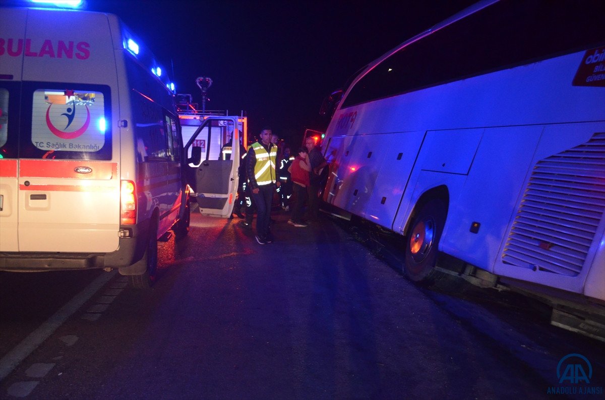Amasya da yolcu otobüsü ile tır çarpıştı: 2 ölü 20 yaralı #4
