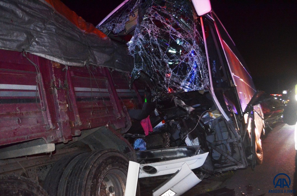 Amasya da yolcu otobüsü ile tır çarpıştı: 2 ölü 20 yaralı #5
