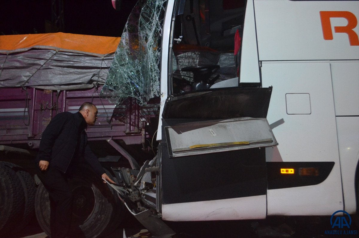 Amasya da yolcu otobüsü ile tır çarpıştı: 2 ölü 20 yaralı #2
