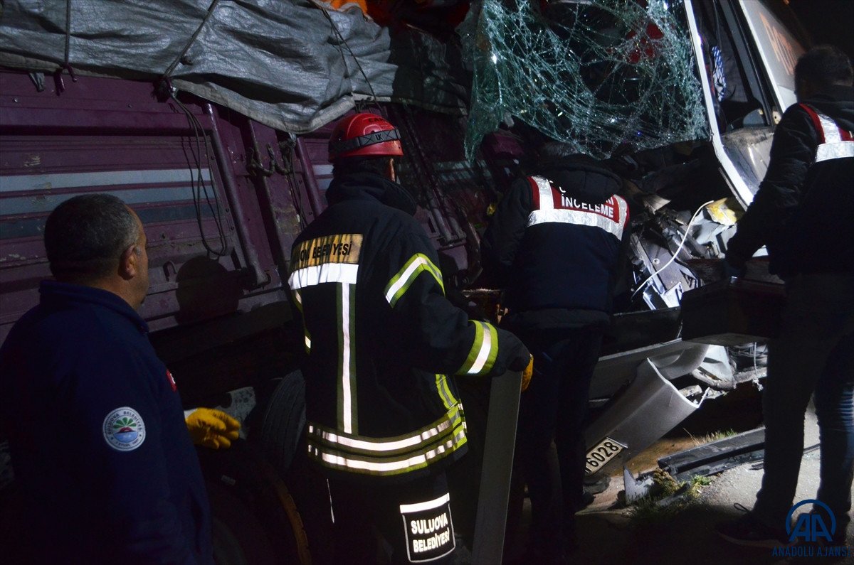 Amasya da yolcu otobüsü ile tır çarpıştı: 2 ölü 20 yaralı #3