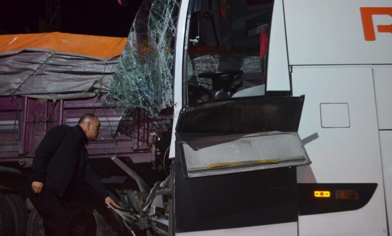 Amasya'da yolcu otobüsü ile tır çarpıştı: 2 ölü 20 yaralı