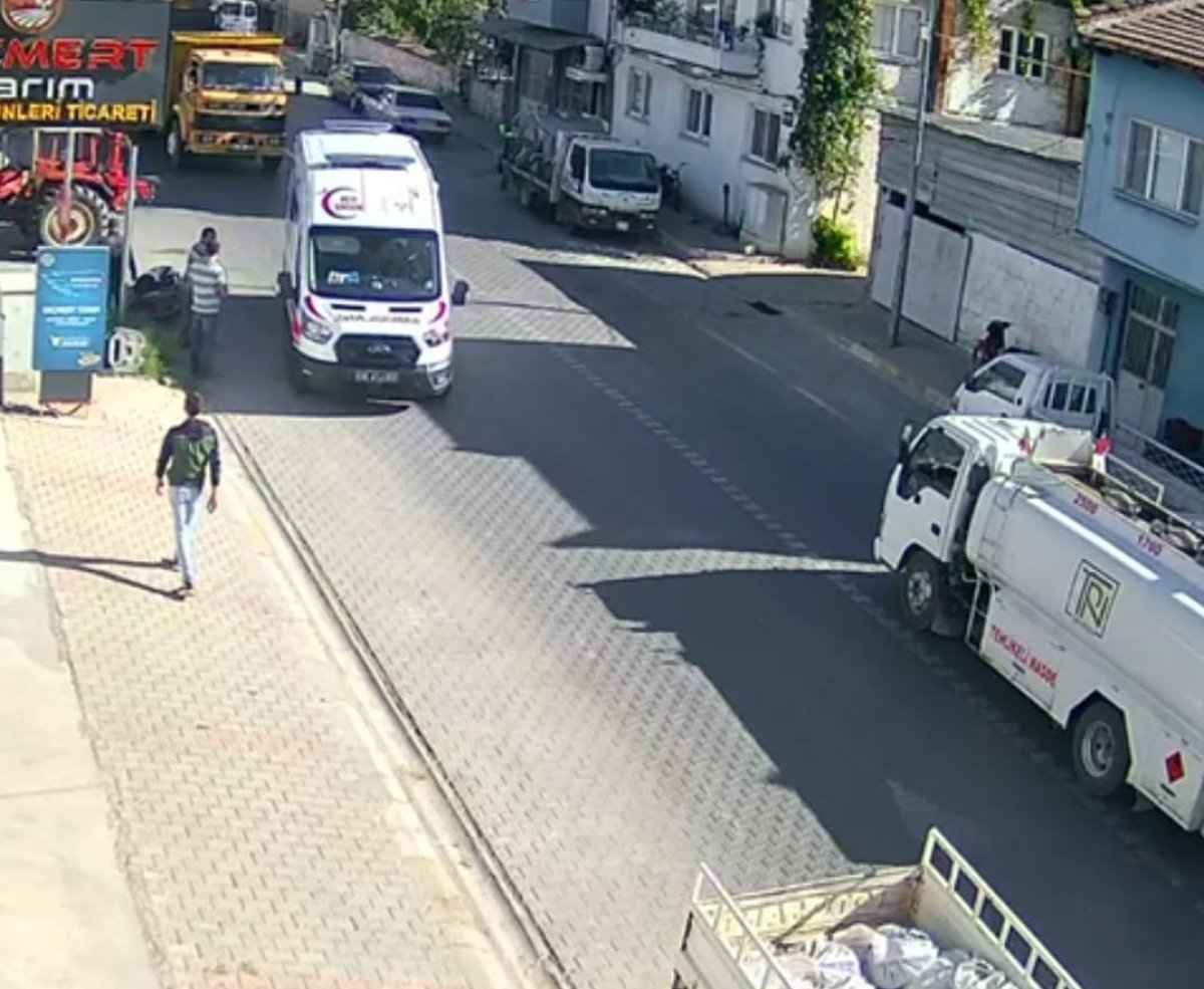 İzmir’de traktör ile motosiklet kazaya karıştı: Motosikletlinin ayağı kırıldı #2