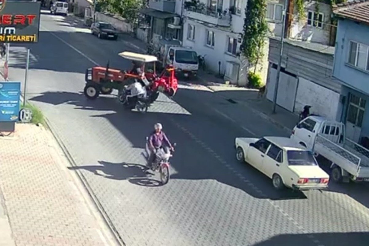 İzmir’de traktör ile motosiklet kazaya karıştı: Motosikletlinin ayağı kırıldı #1