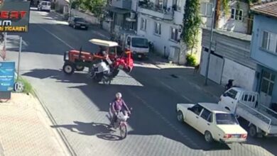 İzmir’de traktör ile motosiklet kazaya karıştı: Motosikletlinin ayağı kırıldı