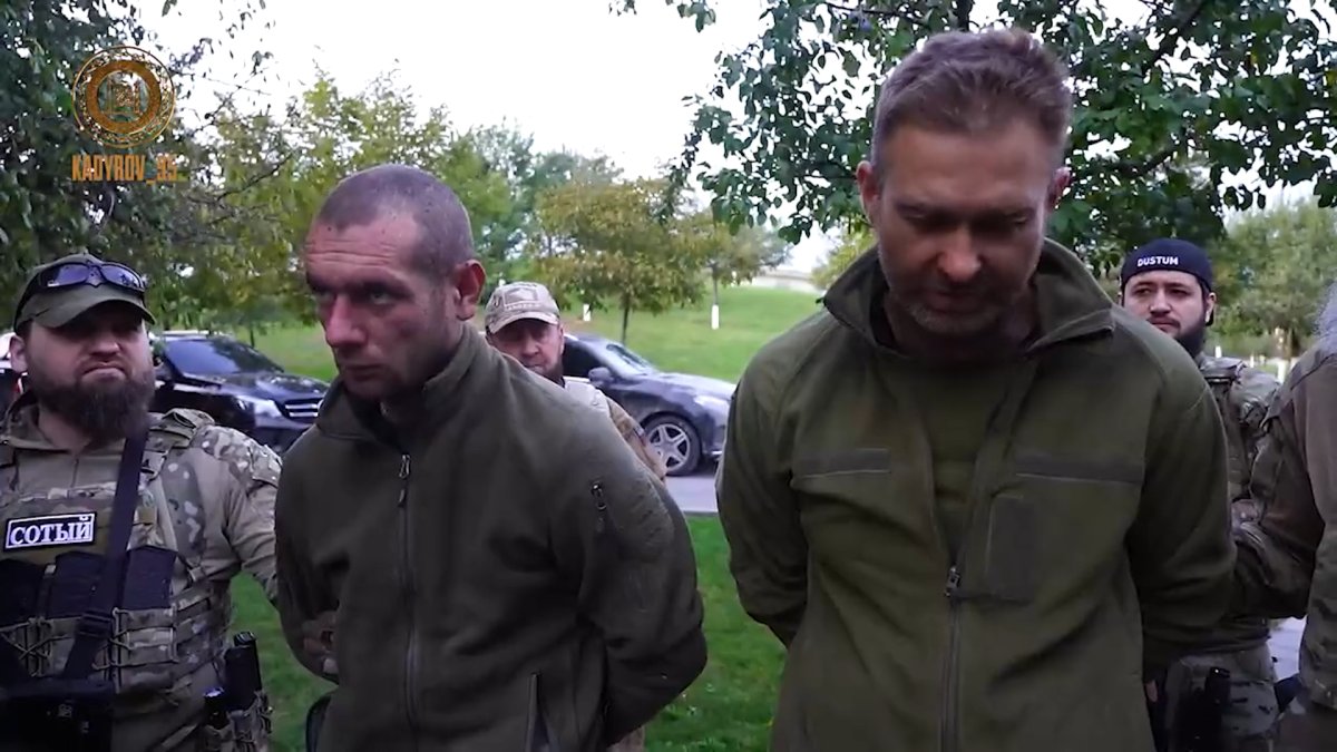 Kadirov esir Ukrayna askerlerini kamera önünde aşağıladı #4