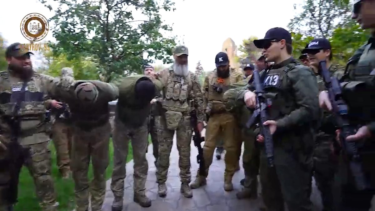 Kadirov esir Ukrayna askerlerini kamera önünde aşağıladı #3