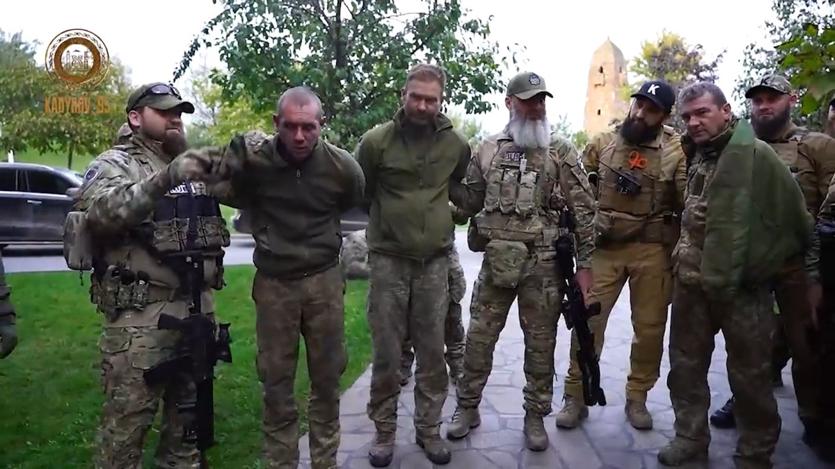 Kadirov esir Ukrayna askerlerini kamera önünde aşağıladı #2