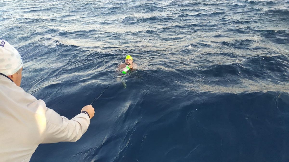 Türk yüzücü Emre Seven, 39 kilometreyi 15 saatte yüzdü #3