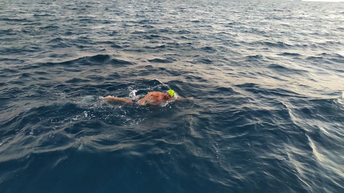 Türk yüzücü Emre Seven, 39 kilometreyi 15 saatte yüzdü #1