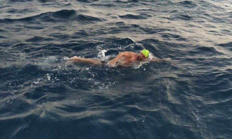 Türk yüzücü Emre Seven, 39 kilometreyi 15 saatte yüzdü