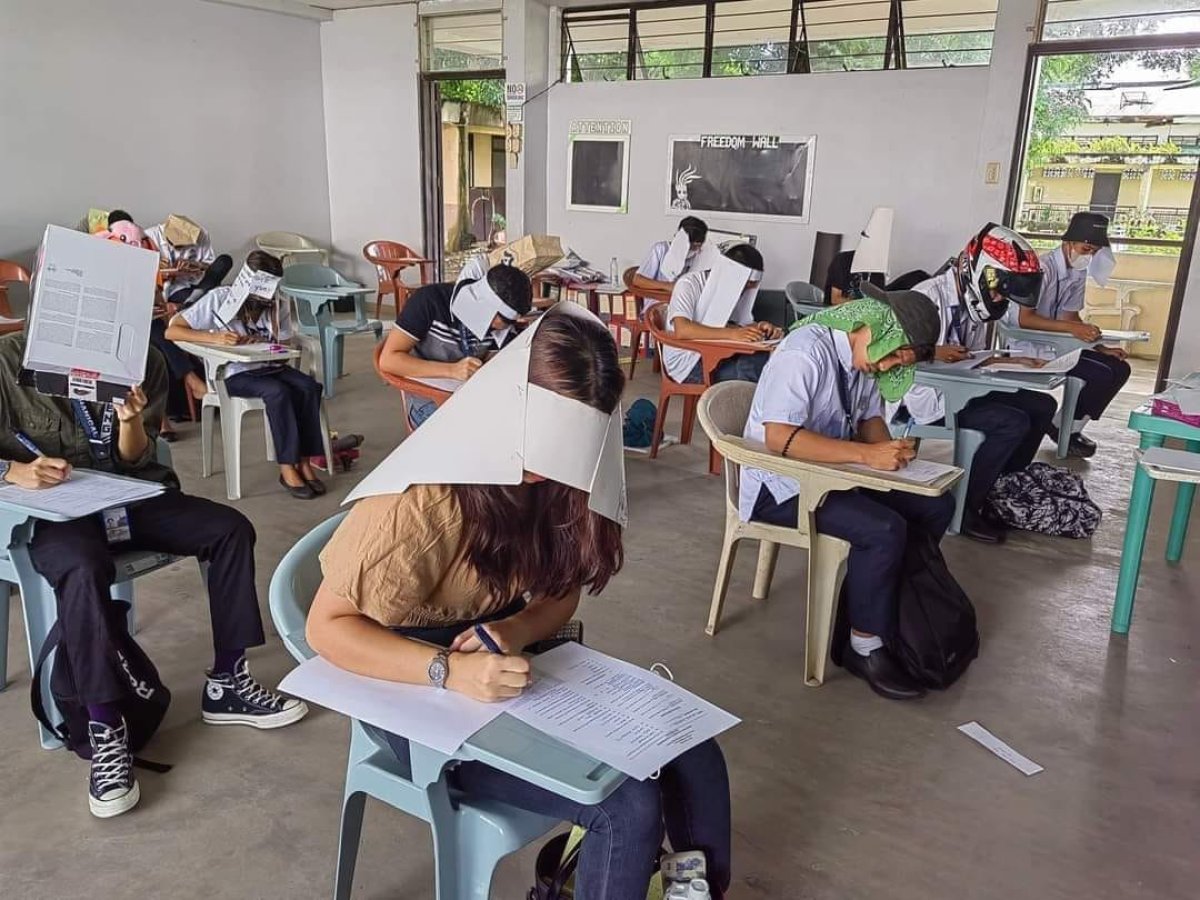 Filipinler de öğrencilerin kopyaya karşı giydiği şapkalar konuşuluyor #4