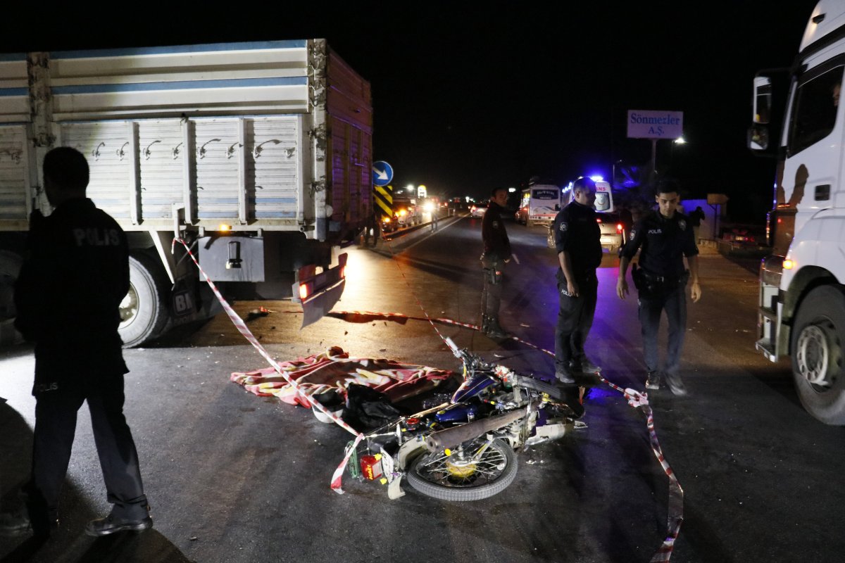 Adana da motosiklet ile kamyon kaza yaptı: 1 ölü, 1 yaralı #1