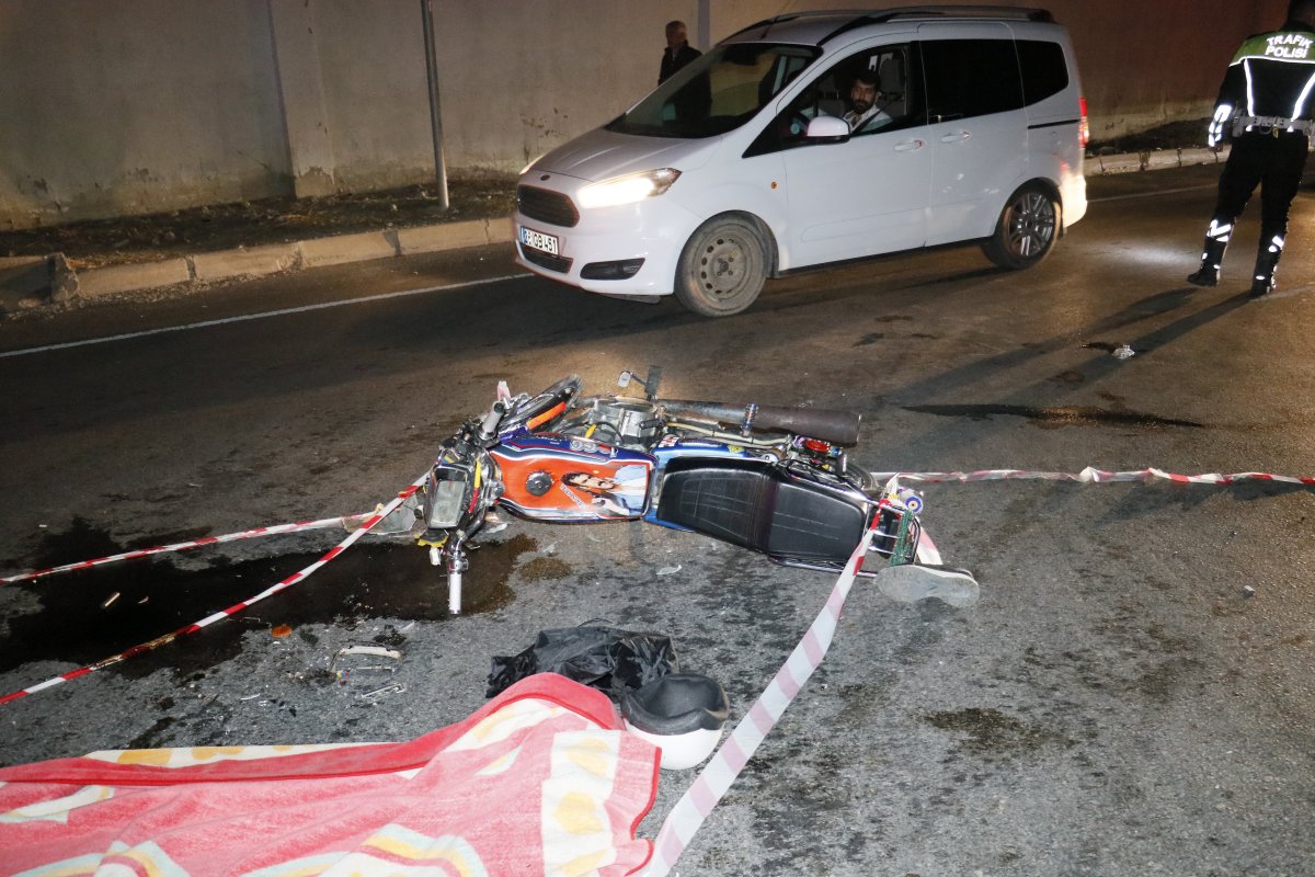 Adana da motosiklet ile kamyon kaza yaptı: 1 ölü, 1 yaralı #2
