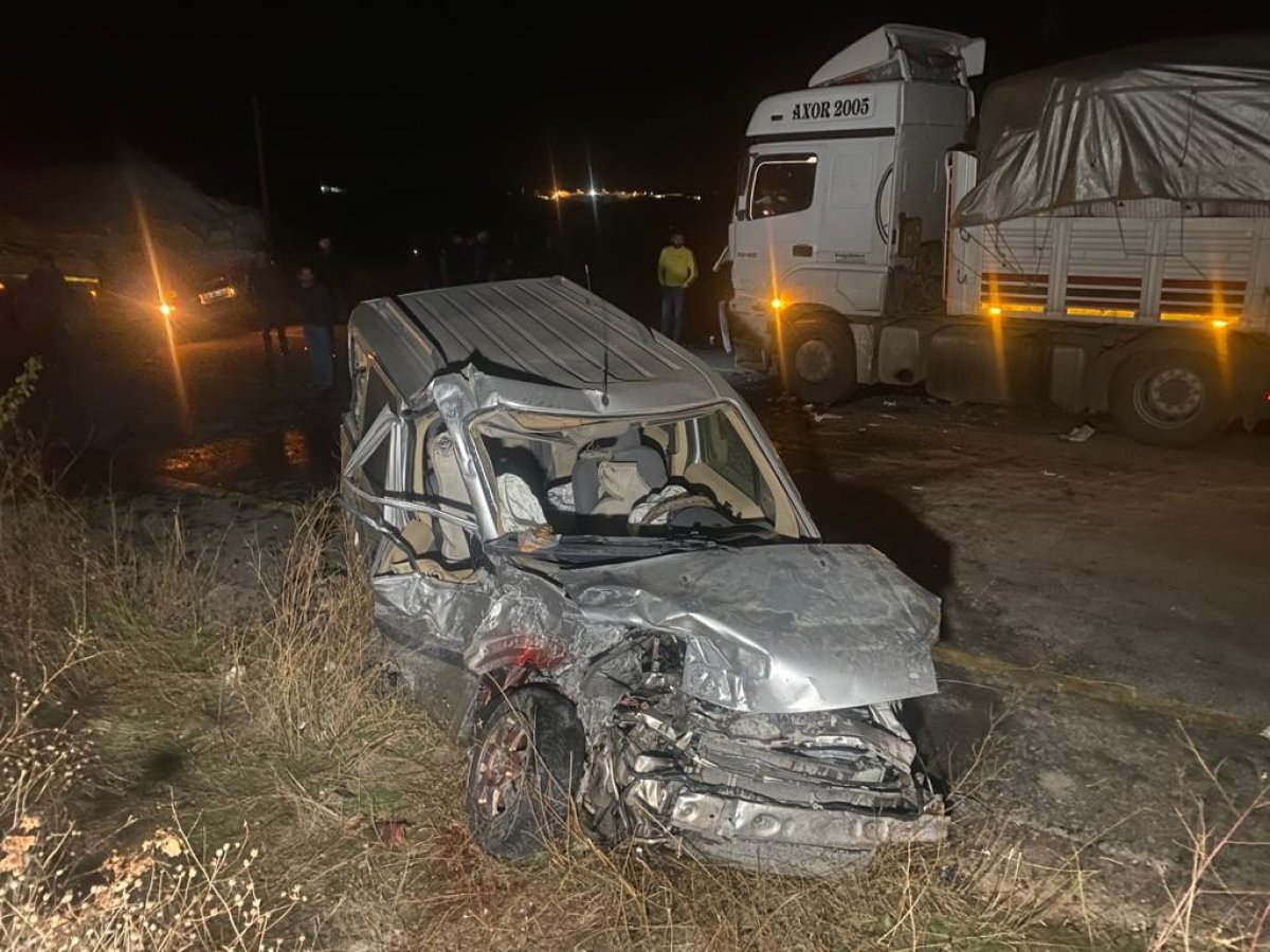Nevşehir de ontrolden çıkan araç iki tırla çarpıştı: 1 ölü, 1 yaralı #3