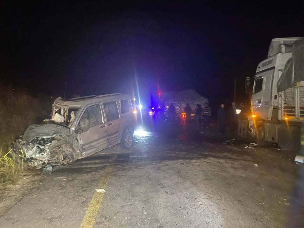 Nevşehir de ontrolden çıkan araç iki tırla çarpıştı: 1 ölü, 1 yaralı #1