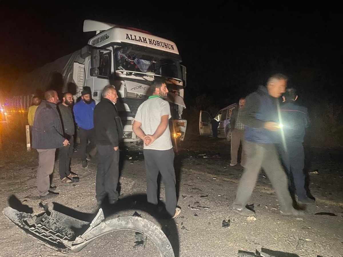 Nevşehir de ontrolden çıkan araç iki tırla çarpıştı: 1 ölü, 1 yaralı #2
