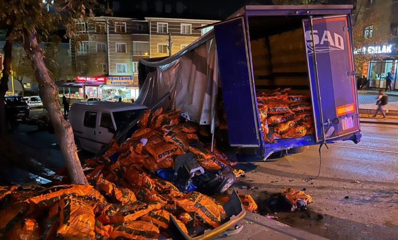Ankara’da freni boşalan tır park halindeki araçlara çarptı