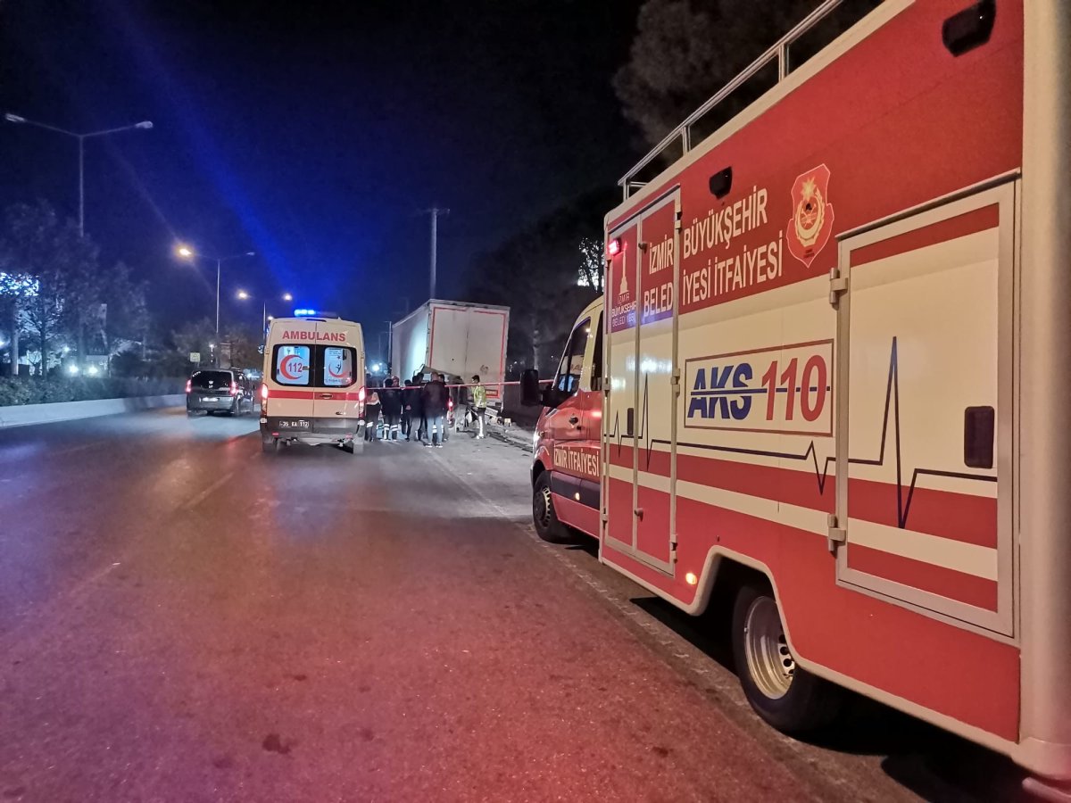İzmir’de hafif ticari araç tıra ok gibi saplandı: 1 ölü #3