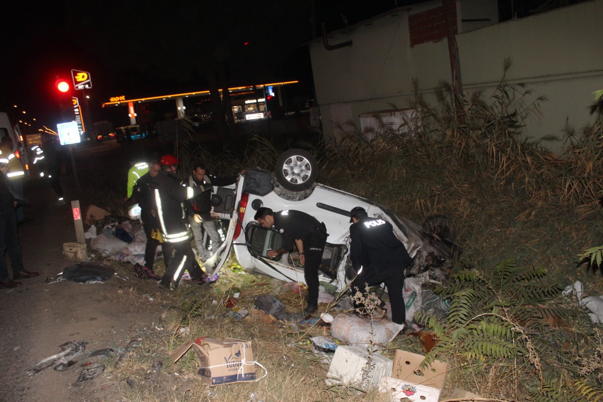 Manisa da kaza yapan araçta karı koca ağır yaralandı #3