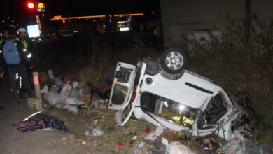 Manisa'da kaza yapan araçta karı koca ağır yaralandı