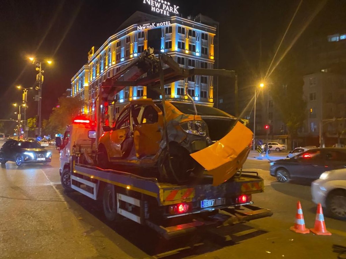 Ankara da taksi ile otomobil çarpıştı: 1 i ağır 3 yaralı #2