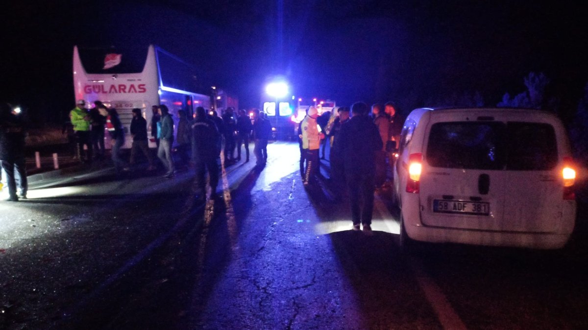Sivas ta yola çıkan at kazaya neden oldu: 13 kişi yaralandı #3