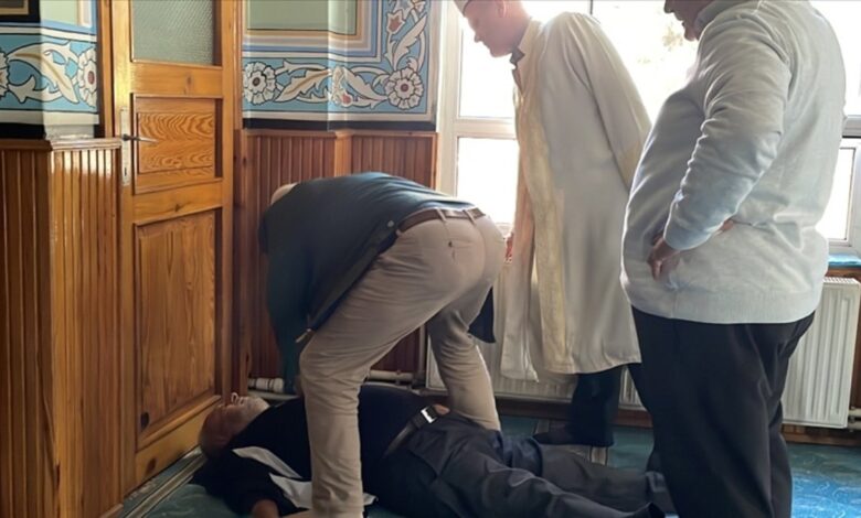 Maltepe'de camide fenalaşan kişiye cemaat kalp masajı yaptı