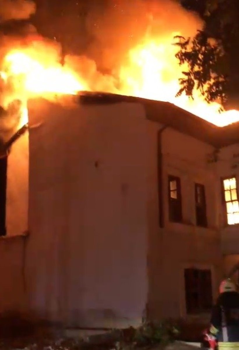 Konya da tarihi binada yangın çıktı #1