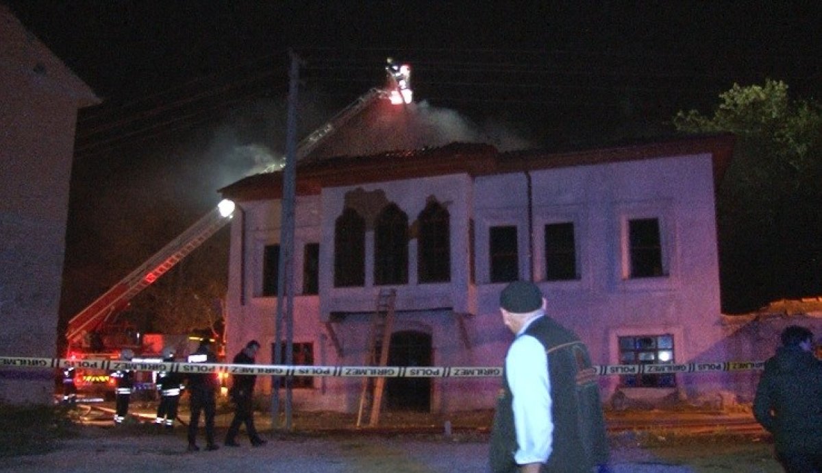 Konya da tarihi binada yangın çıktı #2