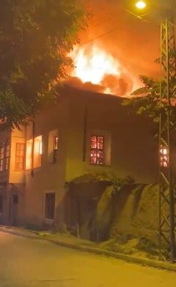 Konya da tarihi binada yangın çıktı #3