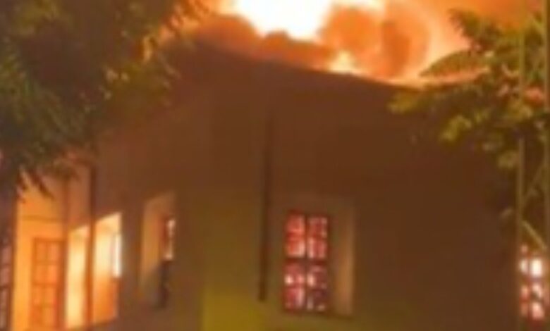 Konya'da tarihi binada yangın çıktı