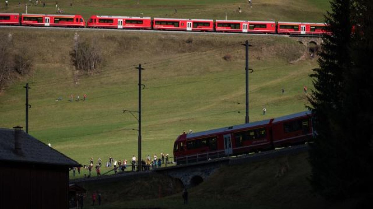 İsviçre de dünya rekoru: En uzun yolcu treni sefer yaptı #1