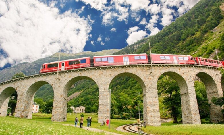 İsviçre'de dünya rekoru: En uzun yolcu treni sefer yaptı