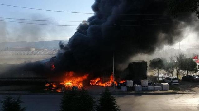 Büyük facia yaşandı: Kocaeli’nde bir petrol firmasında yangın çıktı! Peş peşe patlamalar yaşanıyor